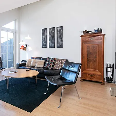 L Apartment *
