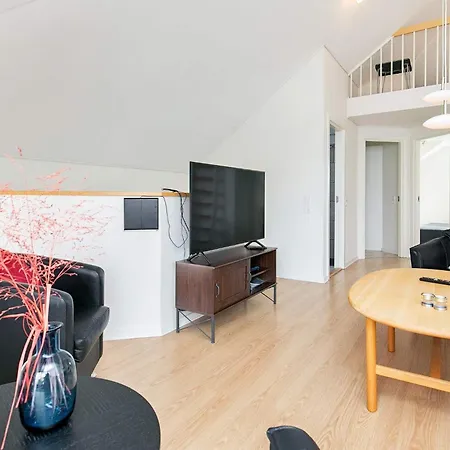 L Apartment *